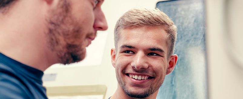 Lächelder junger Mann mit Bart, Industrie, Arbeit, Zerspanungstechnik, Fräsen, Drehen